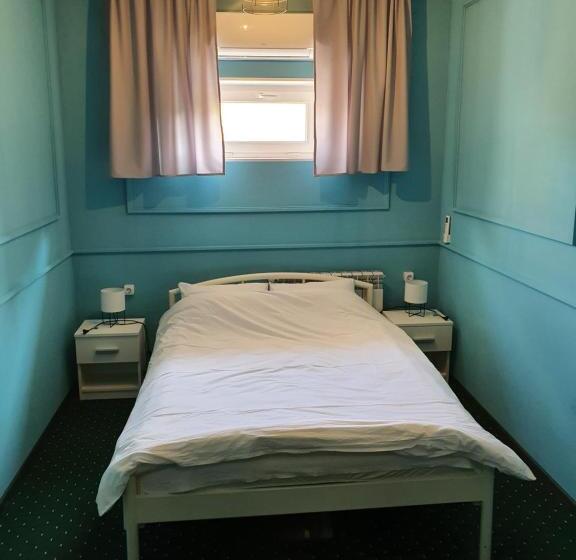 اتاق استاندارد, All Eyes Hostel