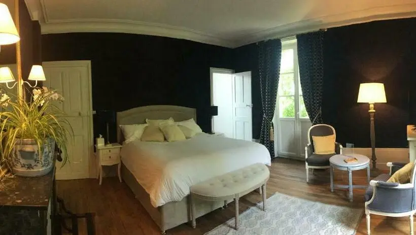 バルコニー付きスタンダードルーム, Château De Corcelle Chambres Et Table D Hôtes