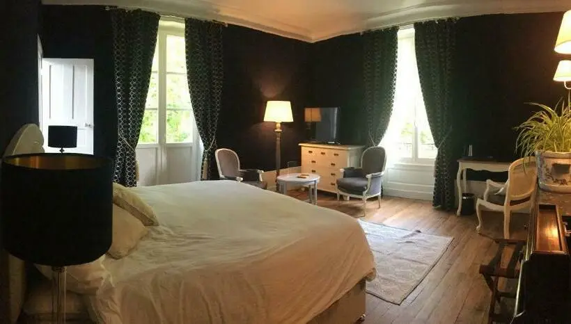 バルコニー付きスタンダードルーム, Château De Corcelle Chambres Et Table D Hôtes