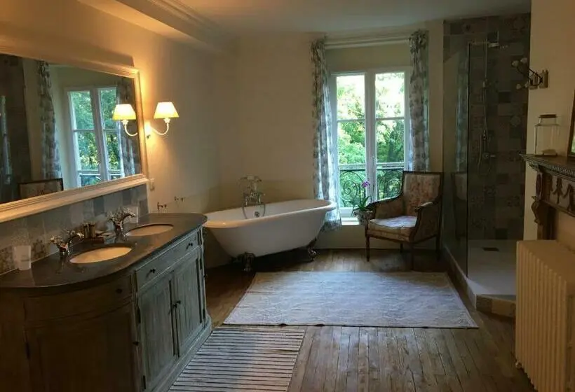 デラックスルーム, Château De Corcelle Chambres Et Table D Hôtes
