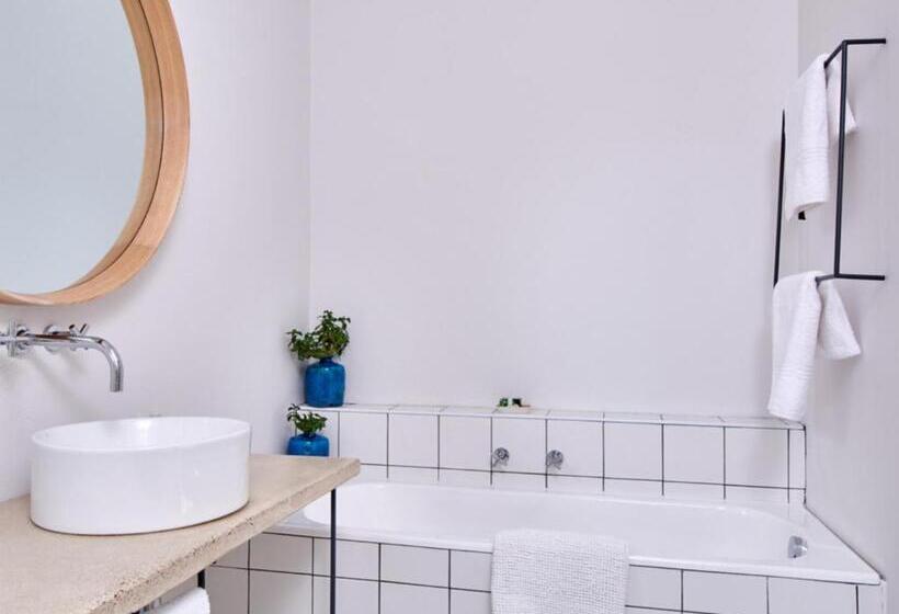 جناح سوبيريور, White Light The Rooms   Adults Only