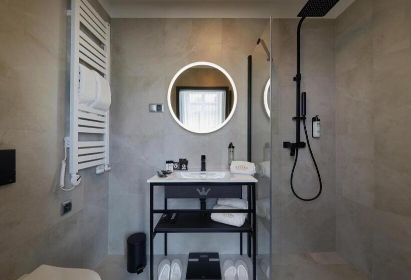 غرفة قياسية فردية, Estera