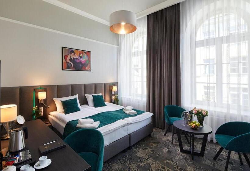 غرفة قياسية, Estera