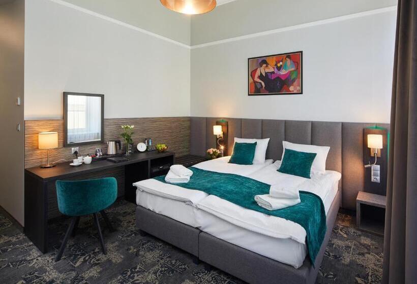 غرفة قياسية, Estera