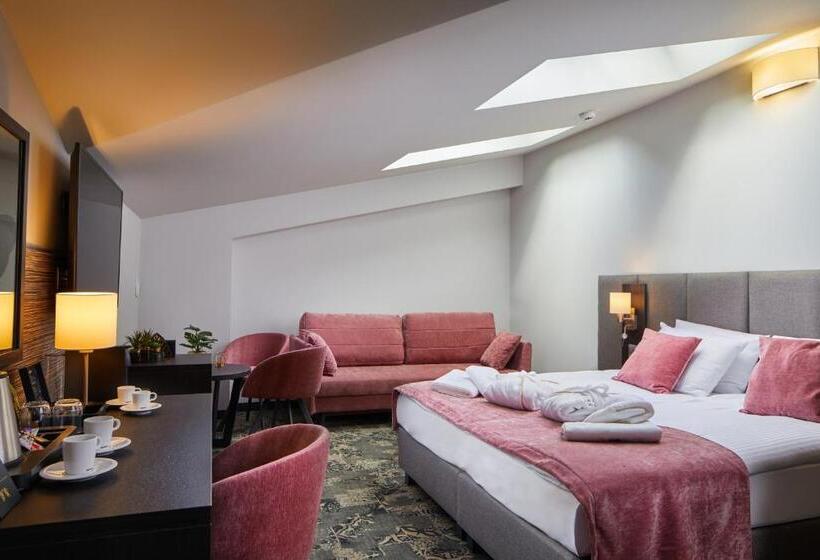 غرفة سوبيريور ثلاثية, Estera