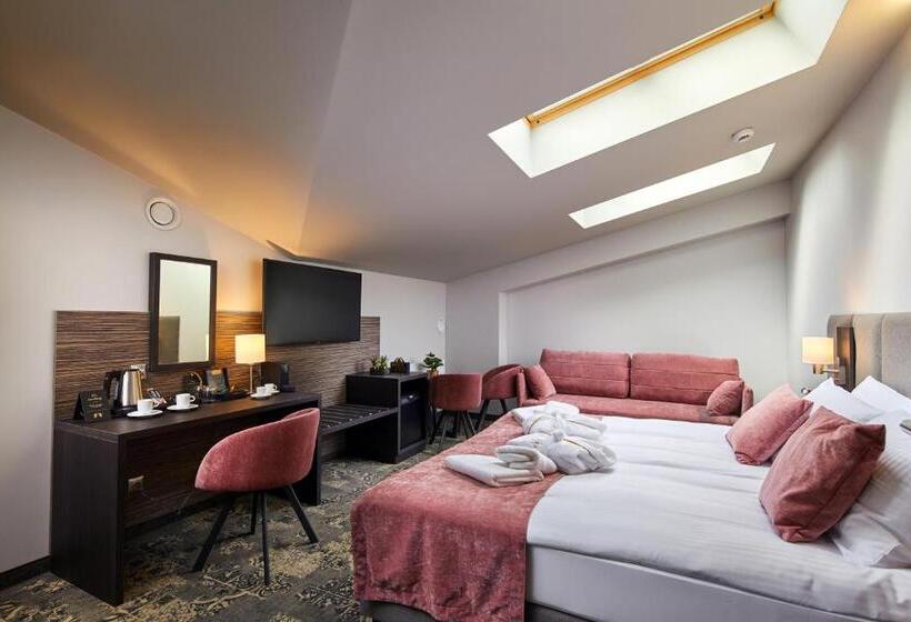 غرفة سوبيريور ثلاثية, Estera