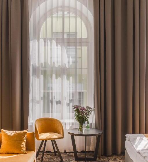 غرفة قياسية ثلاثية, Estera