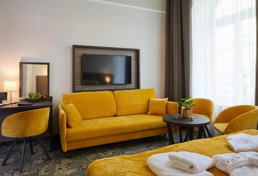 غرفة قياسية ثلاثية, Estera