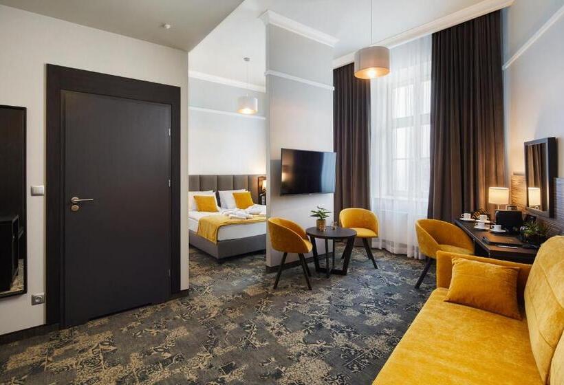 غرفة عائلية, Estera