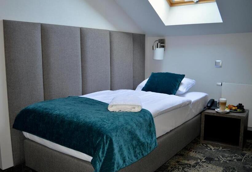 غرفة إقتصادية فردية, Estera