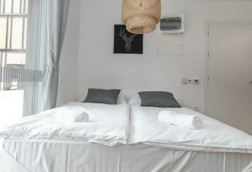 חדר דלוקס לשלושה, Pearl Bled