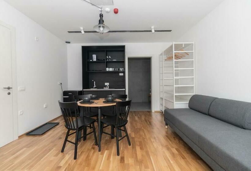 חדר דלוקס לשלושה, Pearl Bled