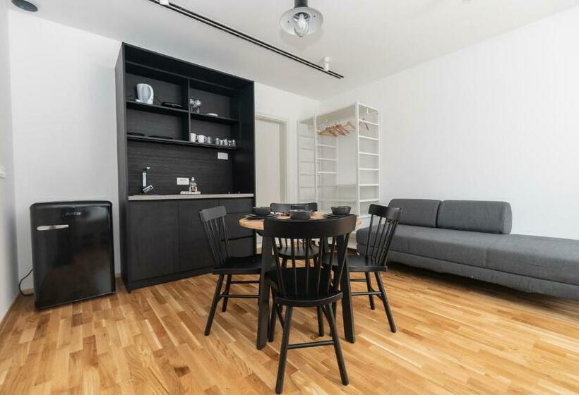 חדר דלוקס לשלושה, Pearl Bled