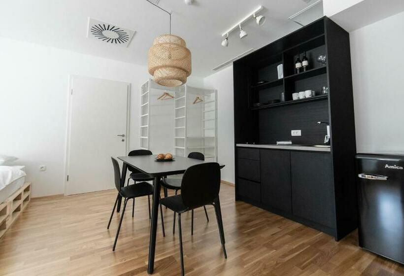 חדר דלוקס לשלושה, Pearl Bled