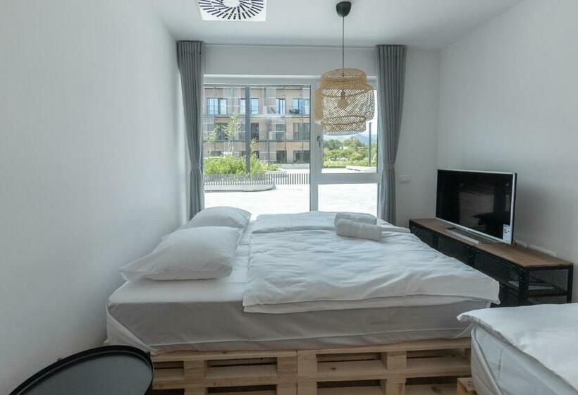 חדר דלוקס לשלושה, Pearl Bled