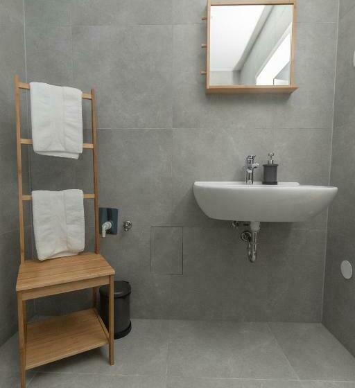 חדר דלוקס לשלושה, Pearl Bled