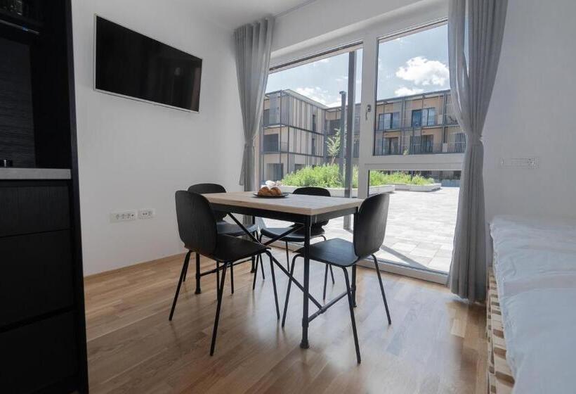 חדר דלוקס לשלושה, Pearl Bled