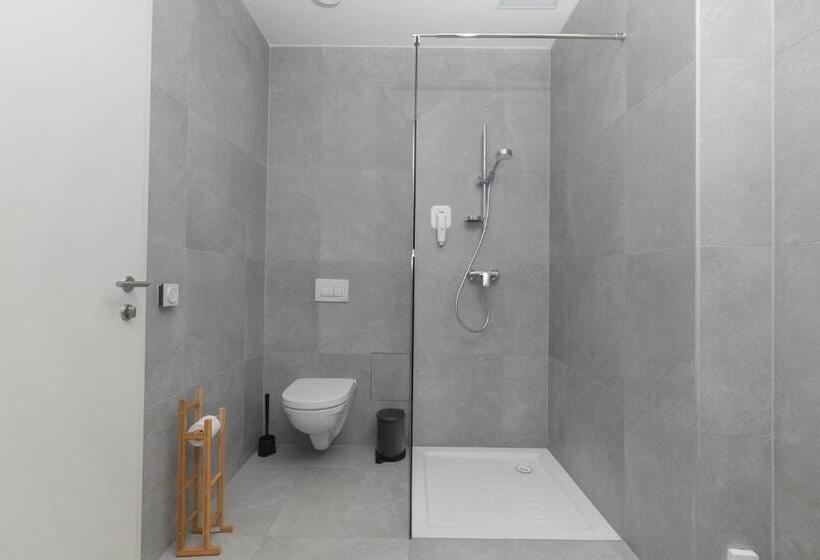 חדר דלוקס לשלושה, Pearl Bled