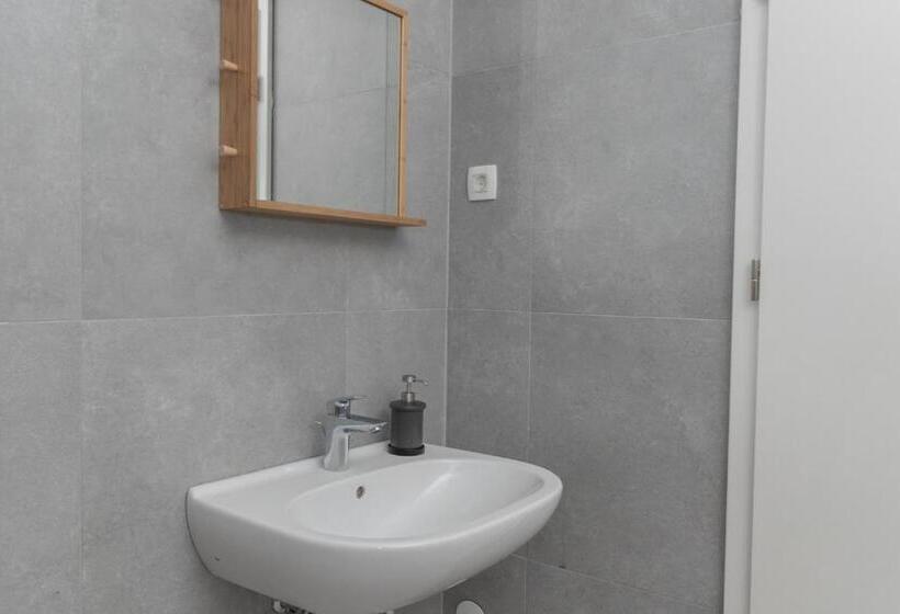 חדר דלוקס לשלושה, Pearl Bled