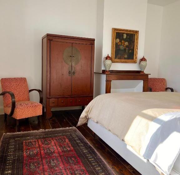 스탠다드 룸 킹사이즈 침대, Noubar