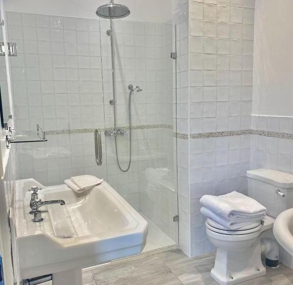 스탠다드 룸 킹사이즈 침대, Noubar