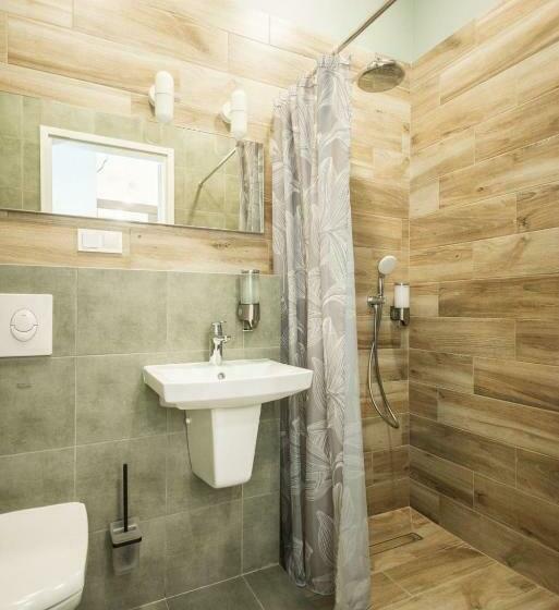 ルームシェアのワンベッド, Capsule Hotel & Hostel