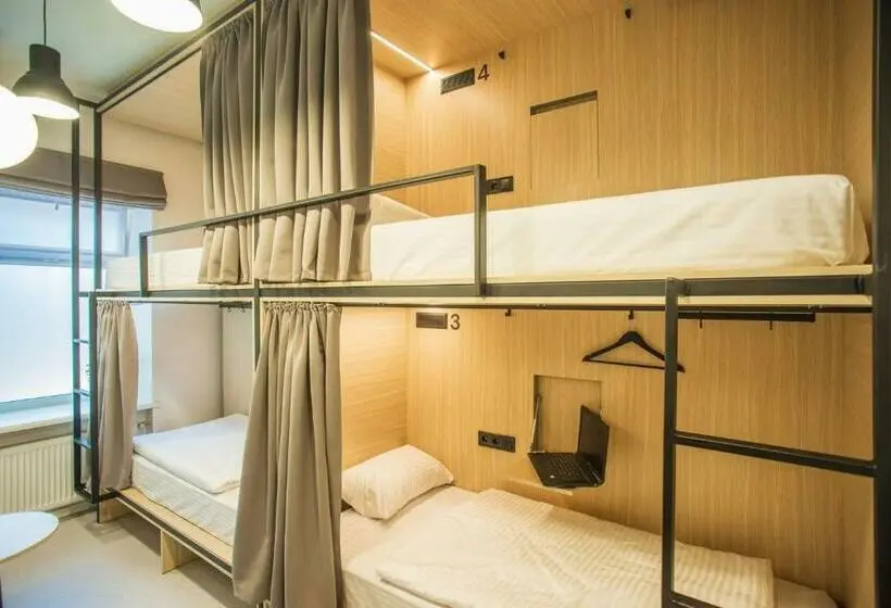 ルームシェアのワンベッド, Capsule Hotel & Hostel