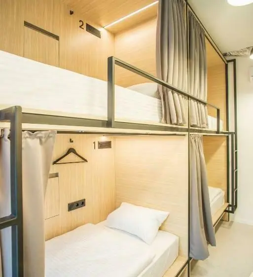 ルームシェアのワンベッド, Capsule Hotel & Hostel