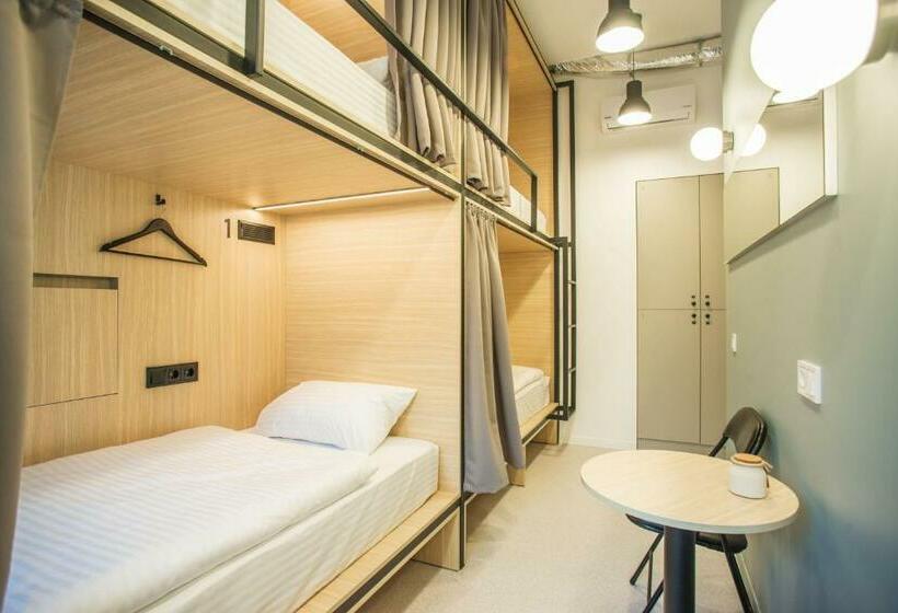 ルームシェアのワンベッド, Capsule Hotel & Hostel