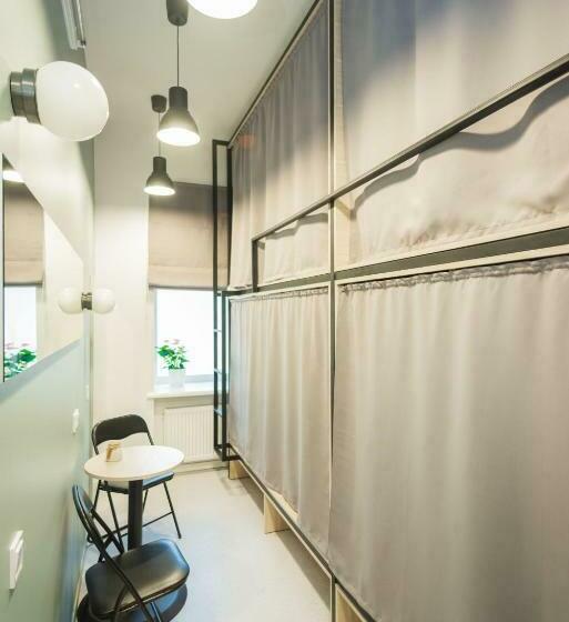 ルームシェアのワンベッド, Capsule Hotel & Hostel