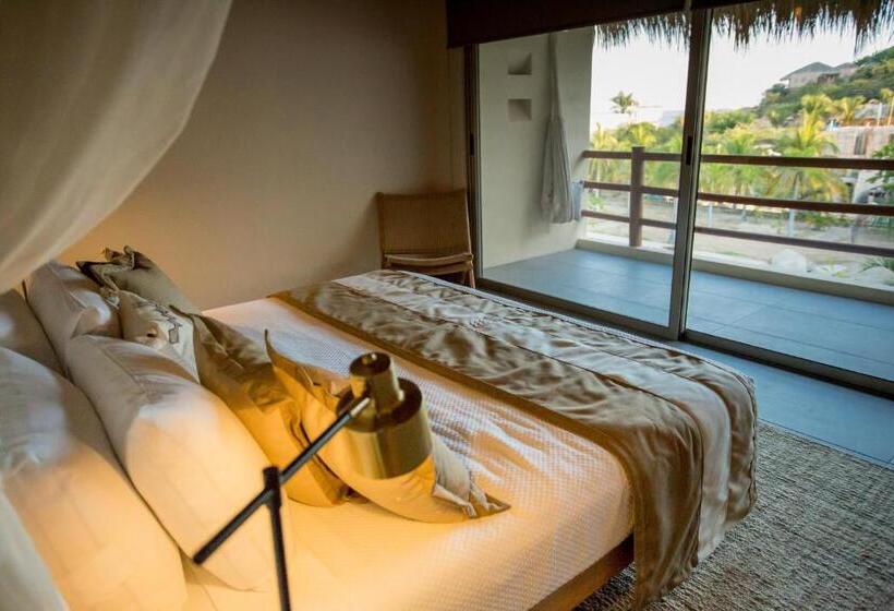 נוף לבריכה, Casa Bocana