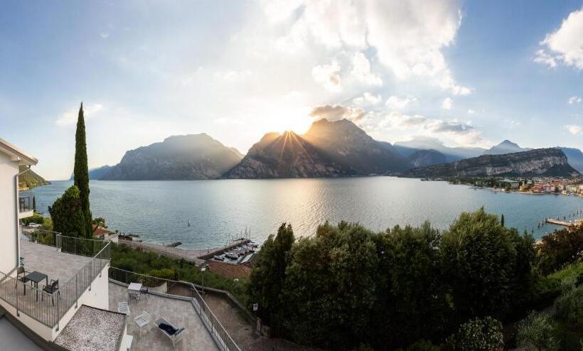غرفة ديلوكس مطلة على البحيرة, Vistalago Torbole