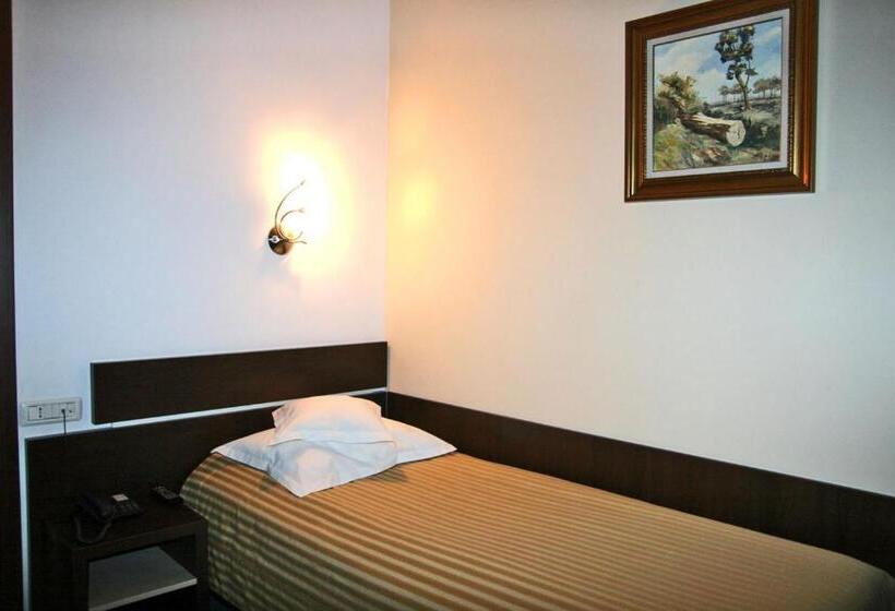 Quarto Estandar Individual, Kilometrul Zero