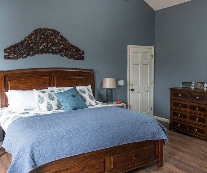 デラックスルーム, Creekside Inn