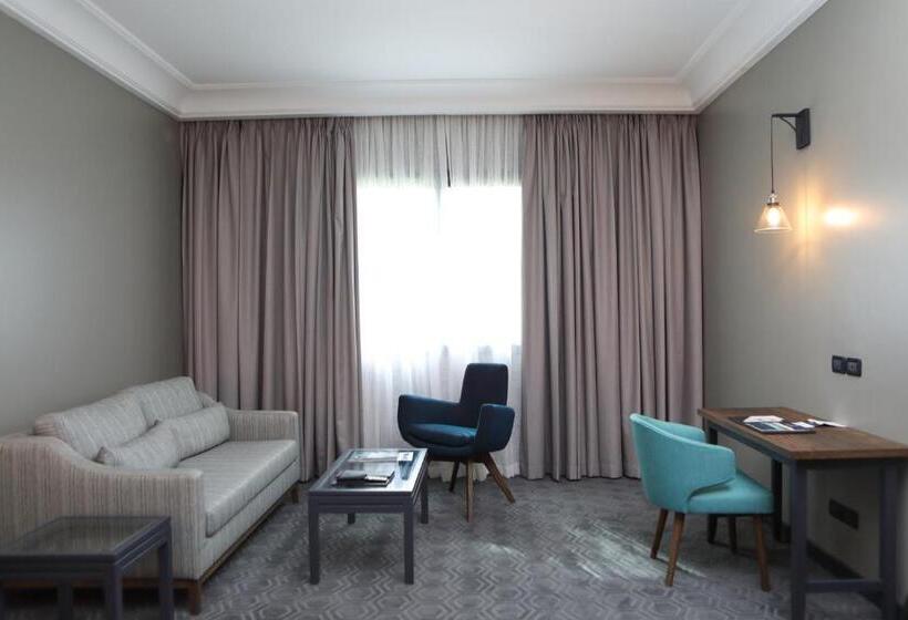 اتاق لوکس با تخت بزرگ, Fiesta Royale