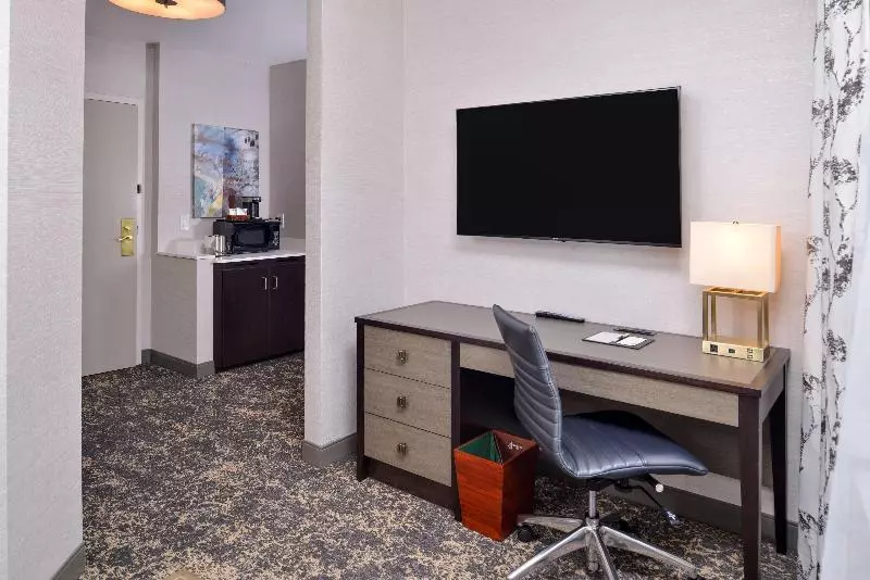 キングサイズベッドのスタンダードルーム, Hampton Inn Bermuda Run