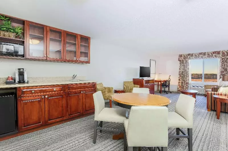 キングサイズベッドのスイートルーム, Hilton Garden Inn Roanoke Rapids