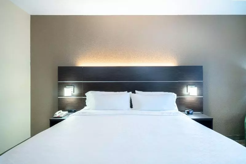 キングサイズベッドのスイートルーム, Holiday Inn Express Hotel & Suites Ashland, An Ihg