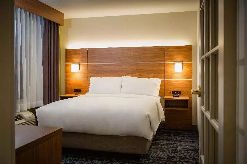 キングサイズベッドのスイートルーム, Holiday Inn Express & Suites Wausau, An Ihg