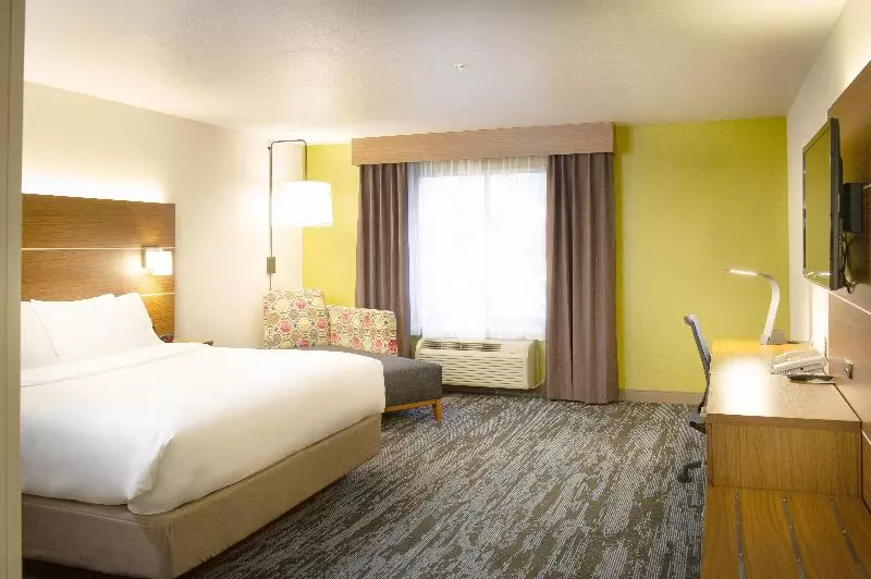 キングサイズベッドのスタンダードルーム, Holiday Inn Express & Suites Wausau, An Ihg