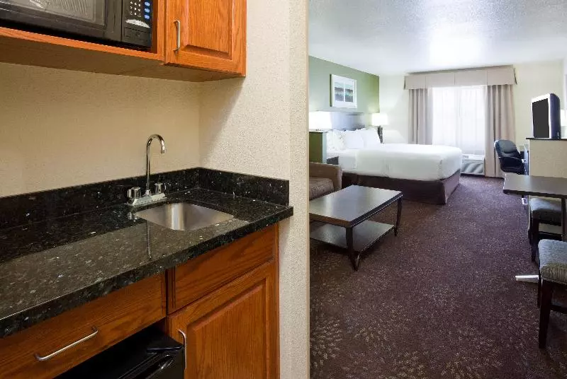 キングサイズベッドのスイートルーム, Holiday Inn Express & Suites Aberdeen, An Ihg