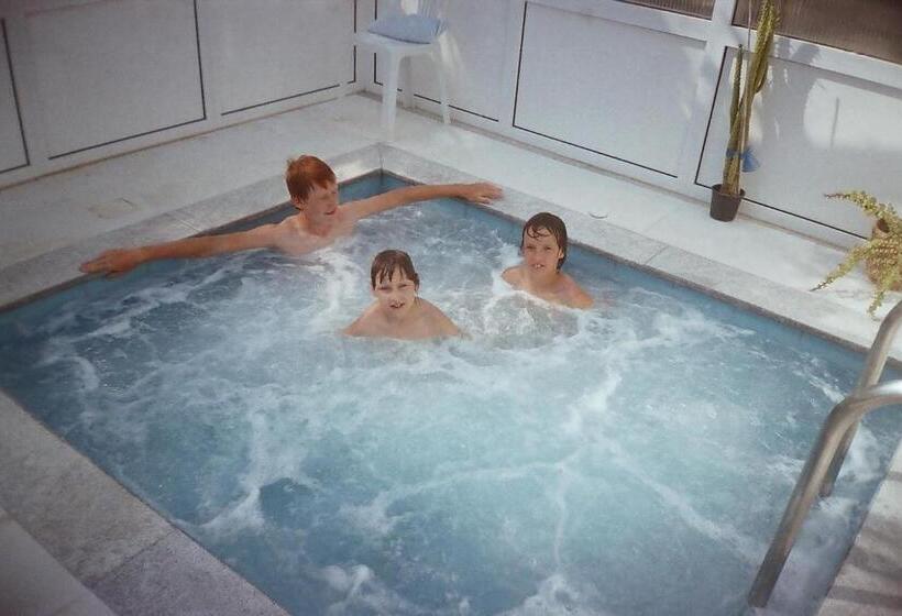 דירת משפחה, Irene Villa