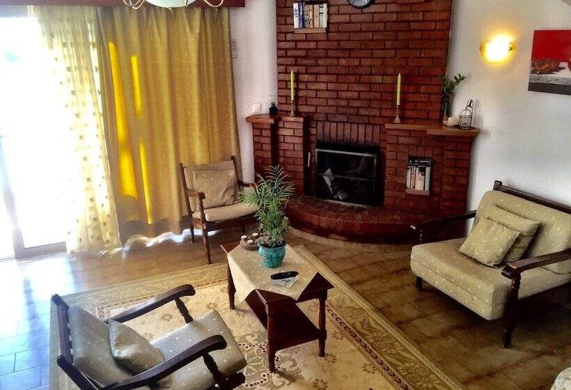 דירת משפחה, Irene Villa