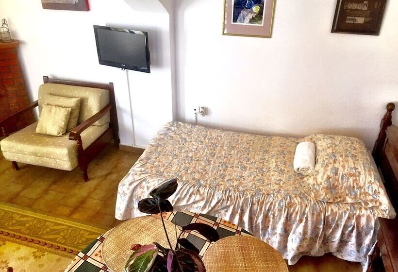 דירת משפחה, Irene Villa