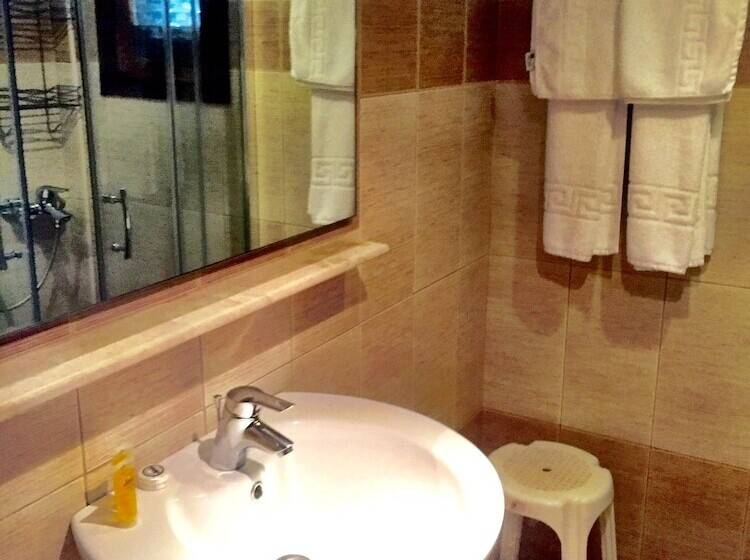 דירת משפחה, Irene Villa