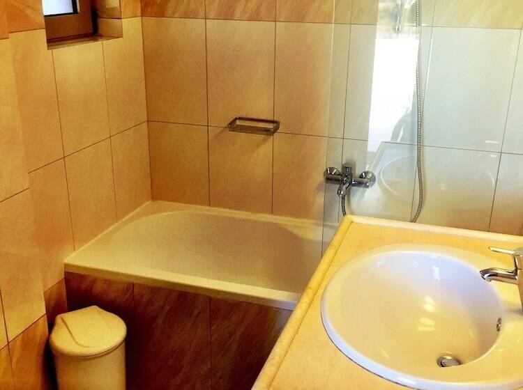 דירת משפחה, Irene Villa