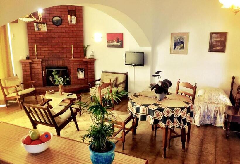 דירת משפחה, Irene Villa