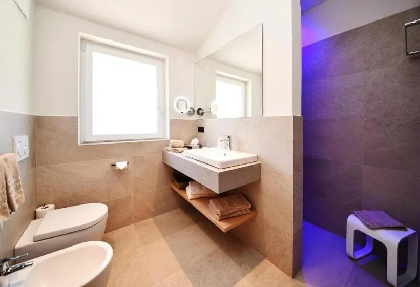 Huoneisto 1 Makuuhuone Allasnäkymä, Apparthotel Gartenresidence Nalserhof