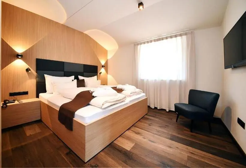 Huoneisto 1 Makuuhuone Allasnäkymä, Apparthotel Gartenresidence Nalserhof