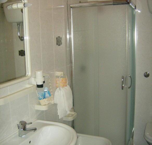 اتاق استاندارد سه نفره, Melissa